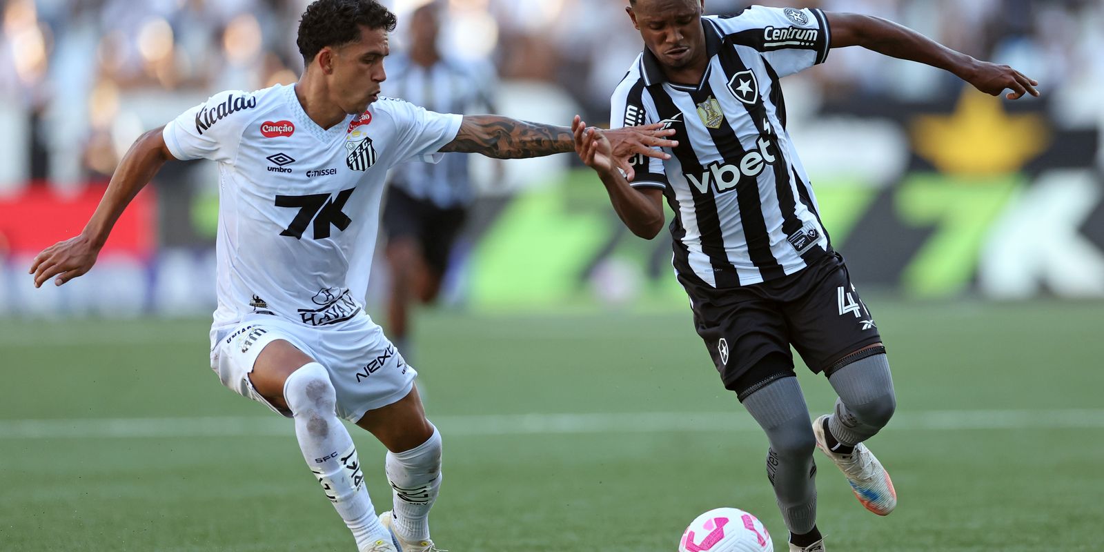 Botafogo Abre Vantagem Duas Vezes, Mas Cede Empate ao Santos no Rio