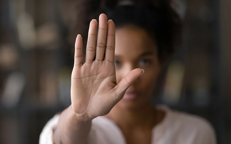 Jubs: Alerta Contra o Feminicídio com Cadeiras Vermelhas