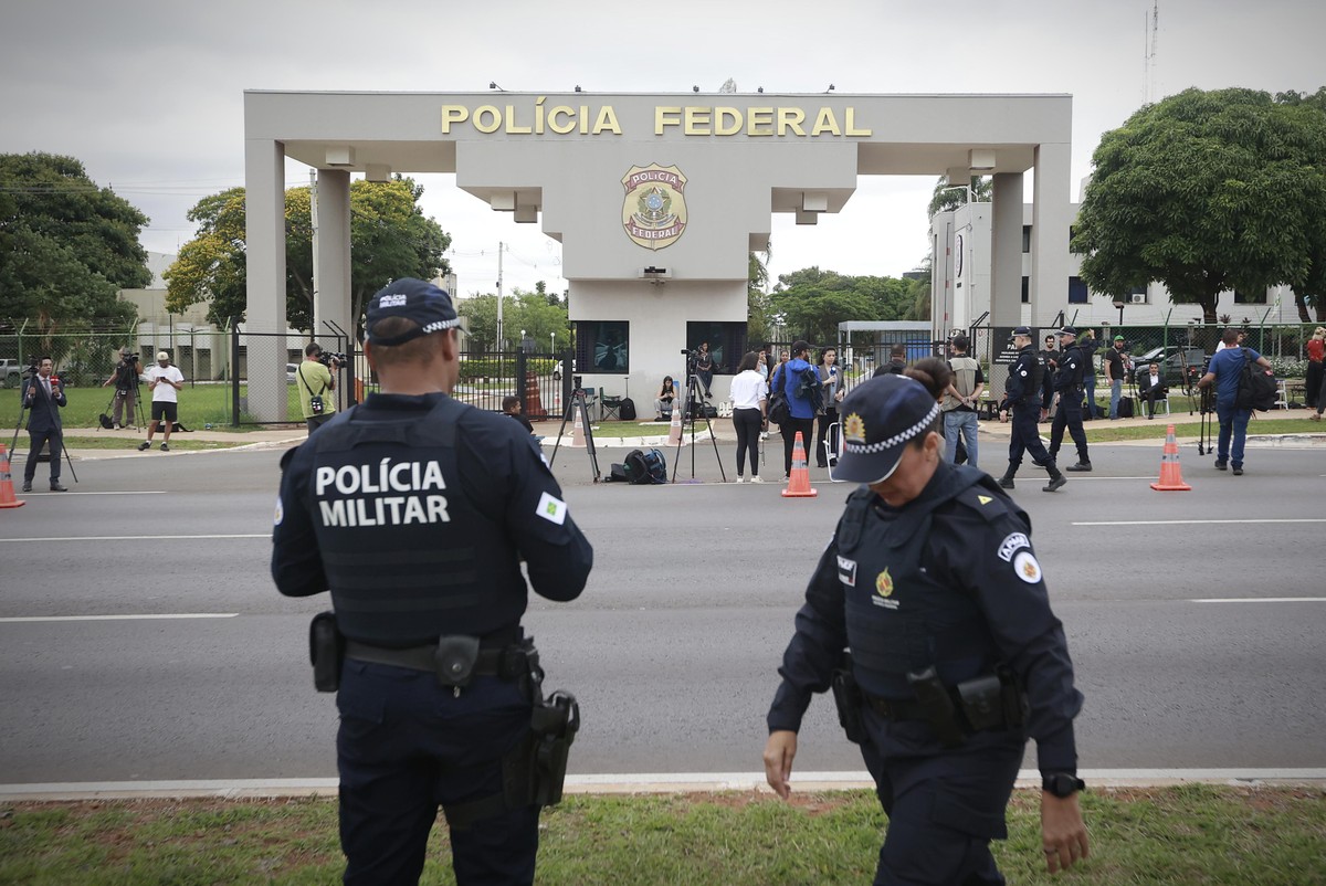 Advogado de Bolsonaro na PF Após Ordem de Prisão do STF