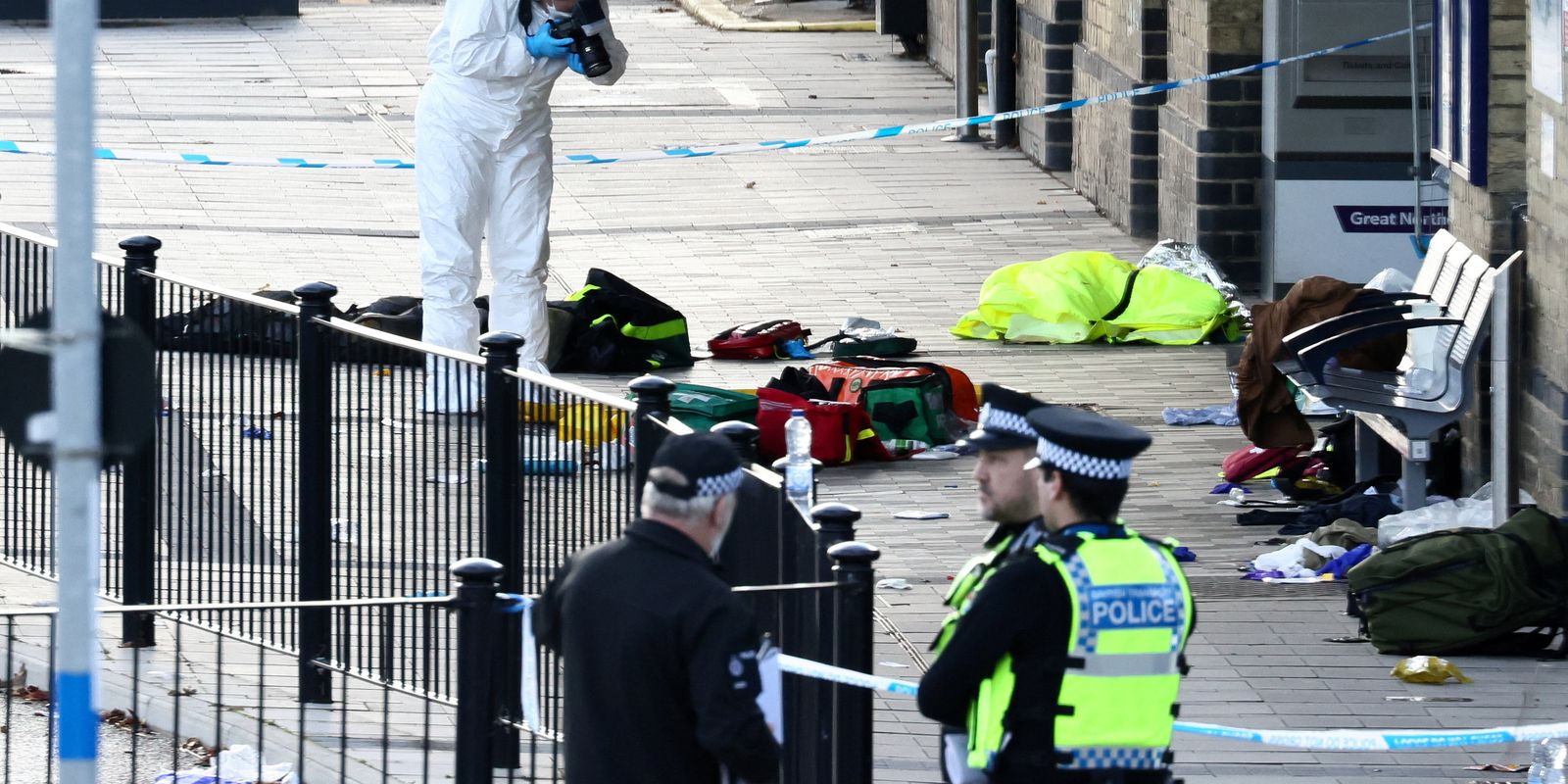 Ataque a Facadas em Trem Inglês Deixa Vários Feridos Graves