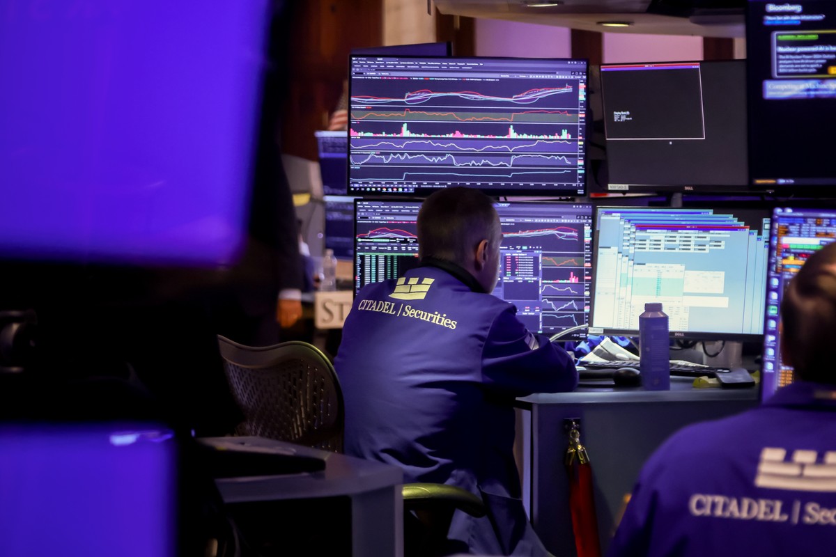 Ibovespa: Dólar sobe com cautela antes de indicadores nos EUA