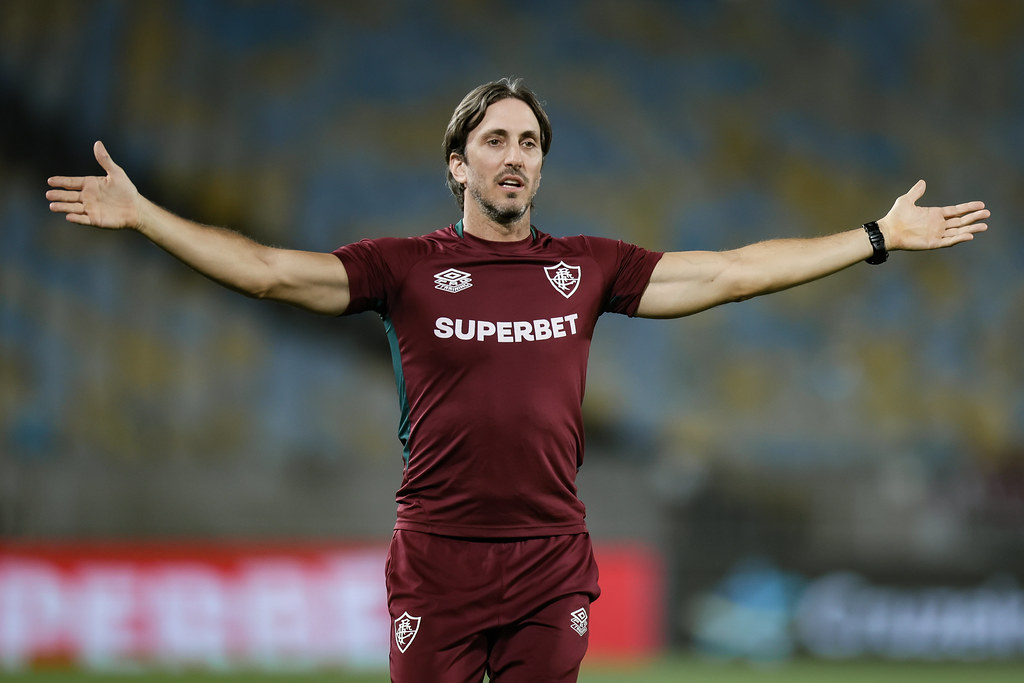 Fluminense Busca Vaga na Libertadores, Mas Desempenho Longe do Rio Preocupa