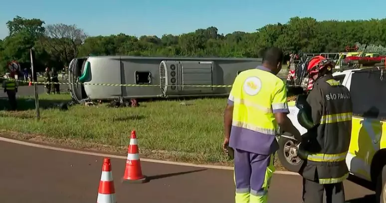 Tragédia em Jaboticabal: Ônibus de viagem capota e deixa Mortos