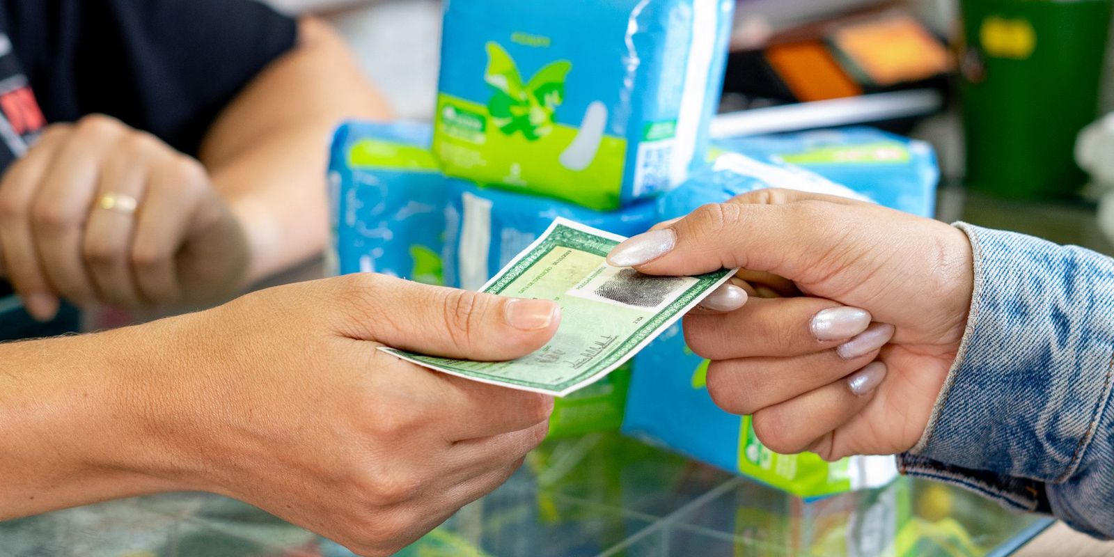 Absorventes Grátis no SUS: Milhões Recebem Instruções para Retirada