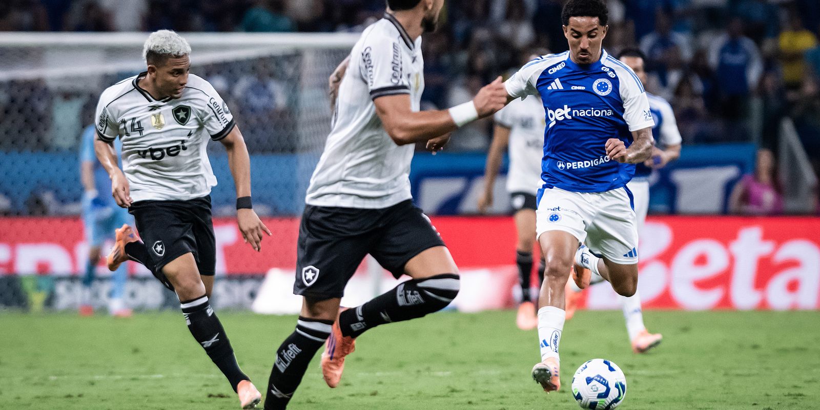 Cruzeiro e Botafogo Empatam em Jogo Movimentado no Mineirão
