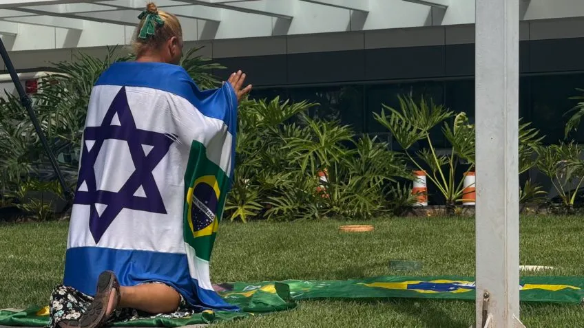 Apoiadores realizam vigília de oração para a cirurgia de Bolsonaro