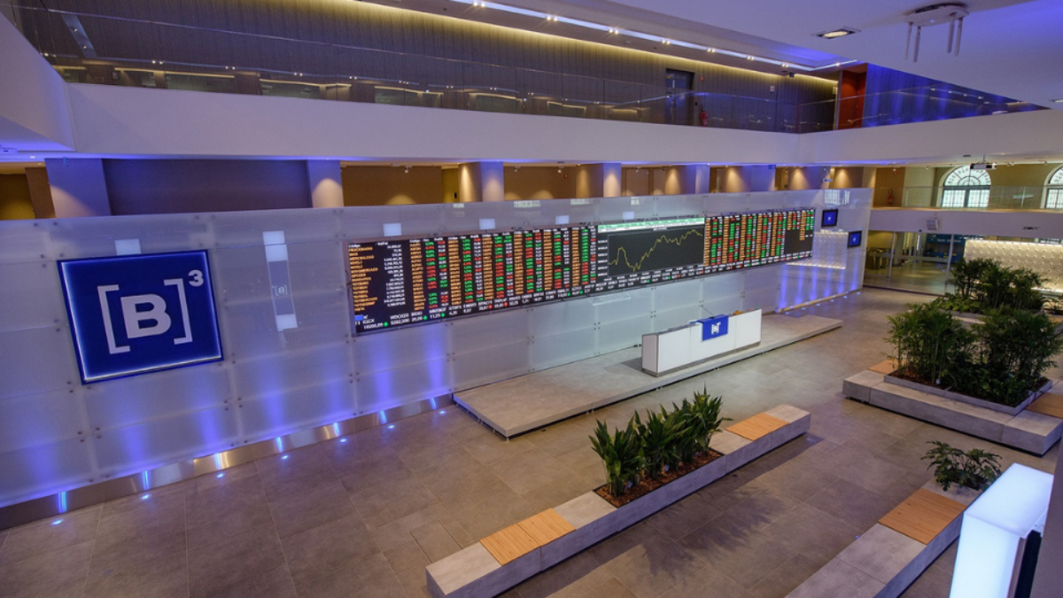 Ibovespa recua em dia de apoio de Bolsonaro a Flávio