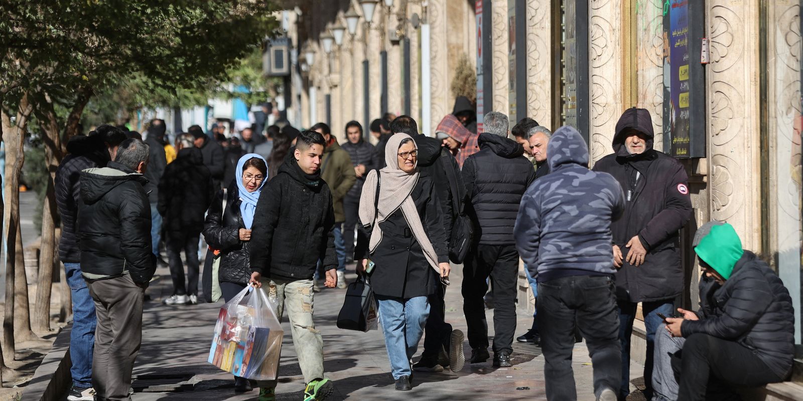 Trump anuncia tarifas de 25% para países que negociam com o Irã