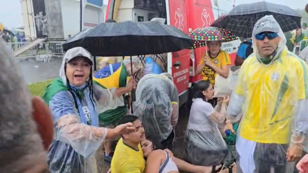 Raio atinge ato de Nikolas Ferreira em Brasília e deixa 34 feridos