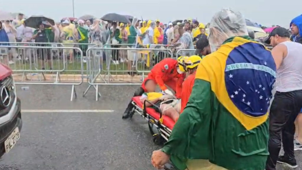 Raio atinge ato de Nikolas Ferreira em Brasília e deixa 34 feridos