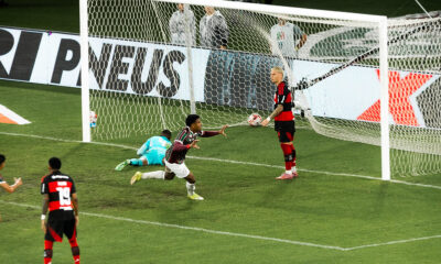 Fluminense vence Flamengo em clássico marcado por chuva e paralisação