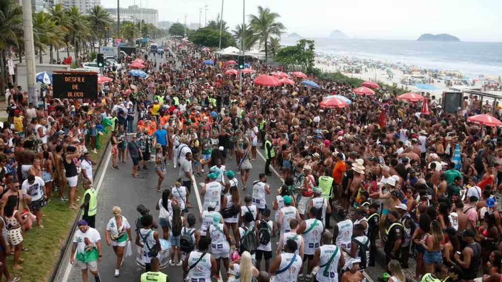 Banda dos Amigos da Barra: Desfile Inaugura o Carnaval de Rua