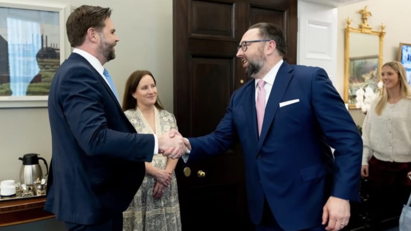 Jason Miller Ex-conselheiro de Trump critica duramente Lula