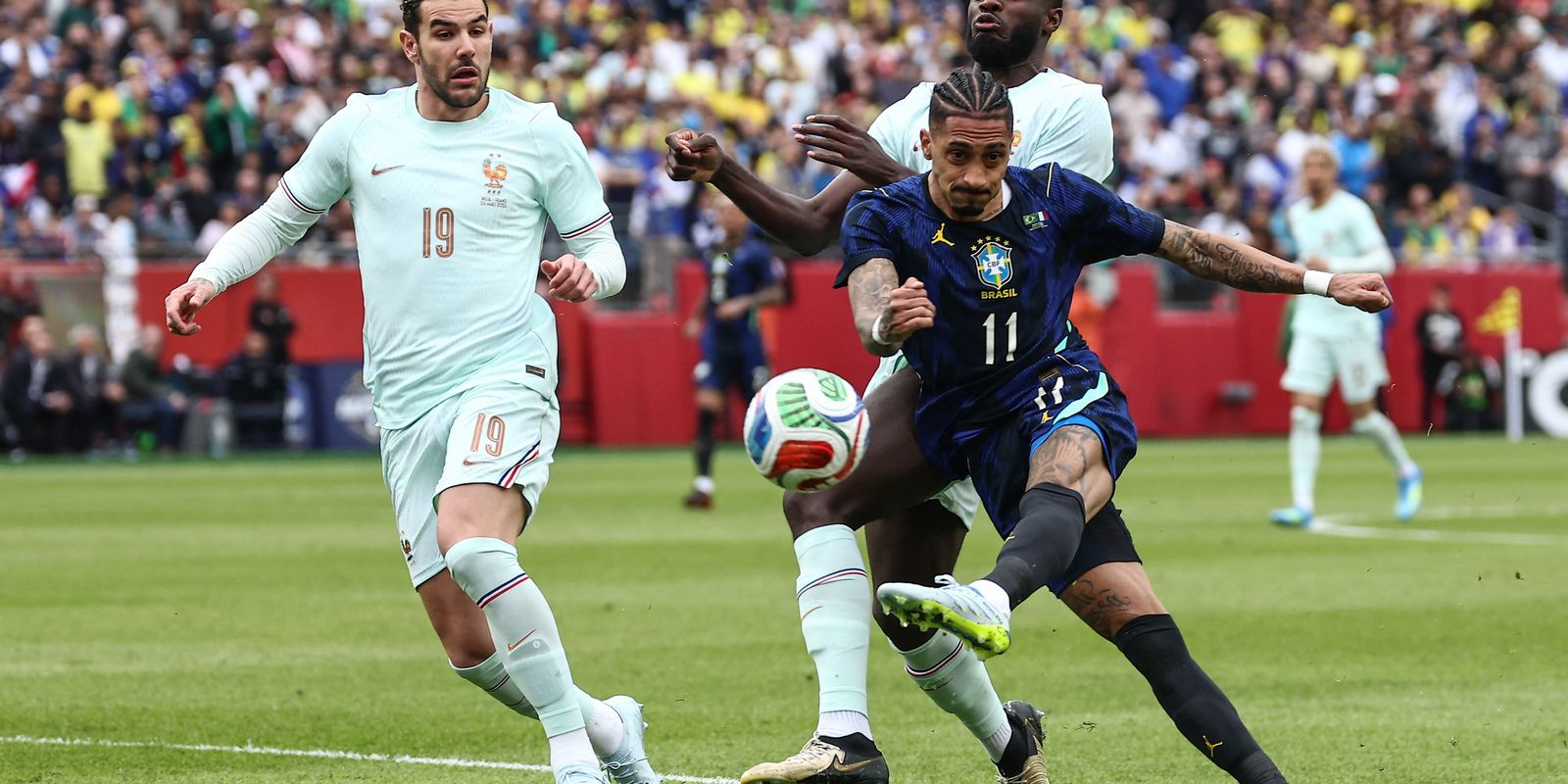 Raphinha e Wesley desconvocados da seleção brasileira por lesão