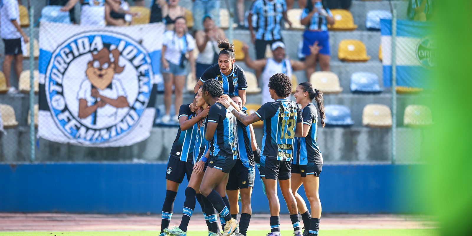 Grêmio derrota Internacional em clássico pelo Brasileiro Feminino