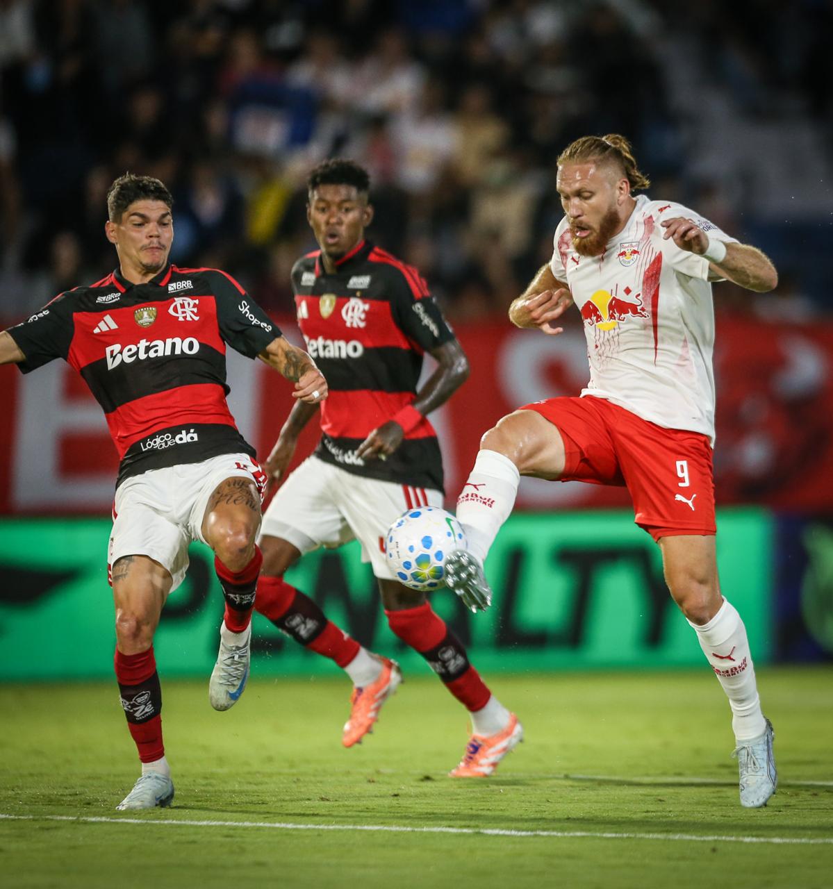 Brasileiro: Palmeiras mantém liderança e Flamengo é goleado