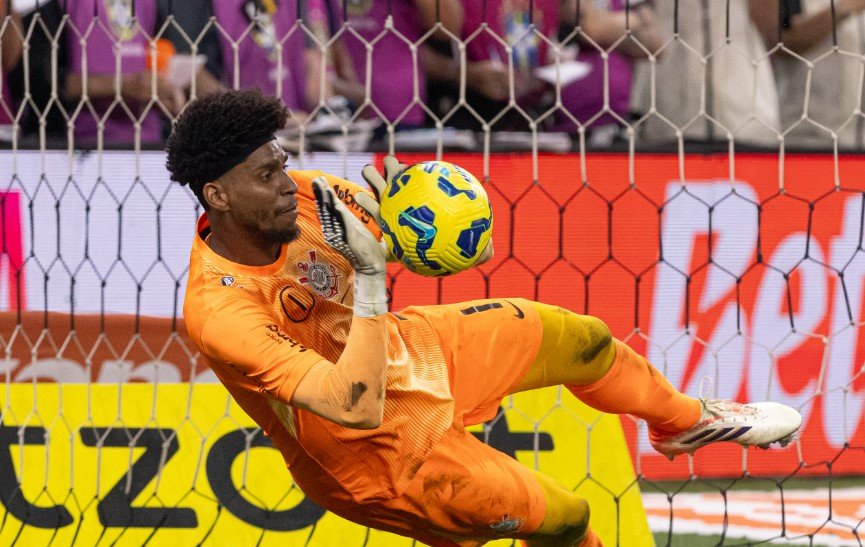 Hugo Souza valoriza empate do Corinthians em Dérbi