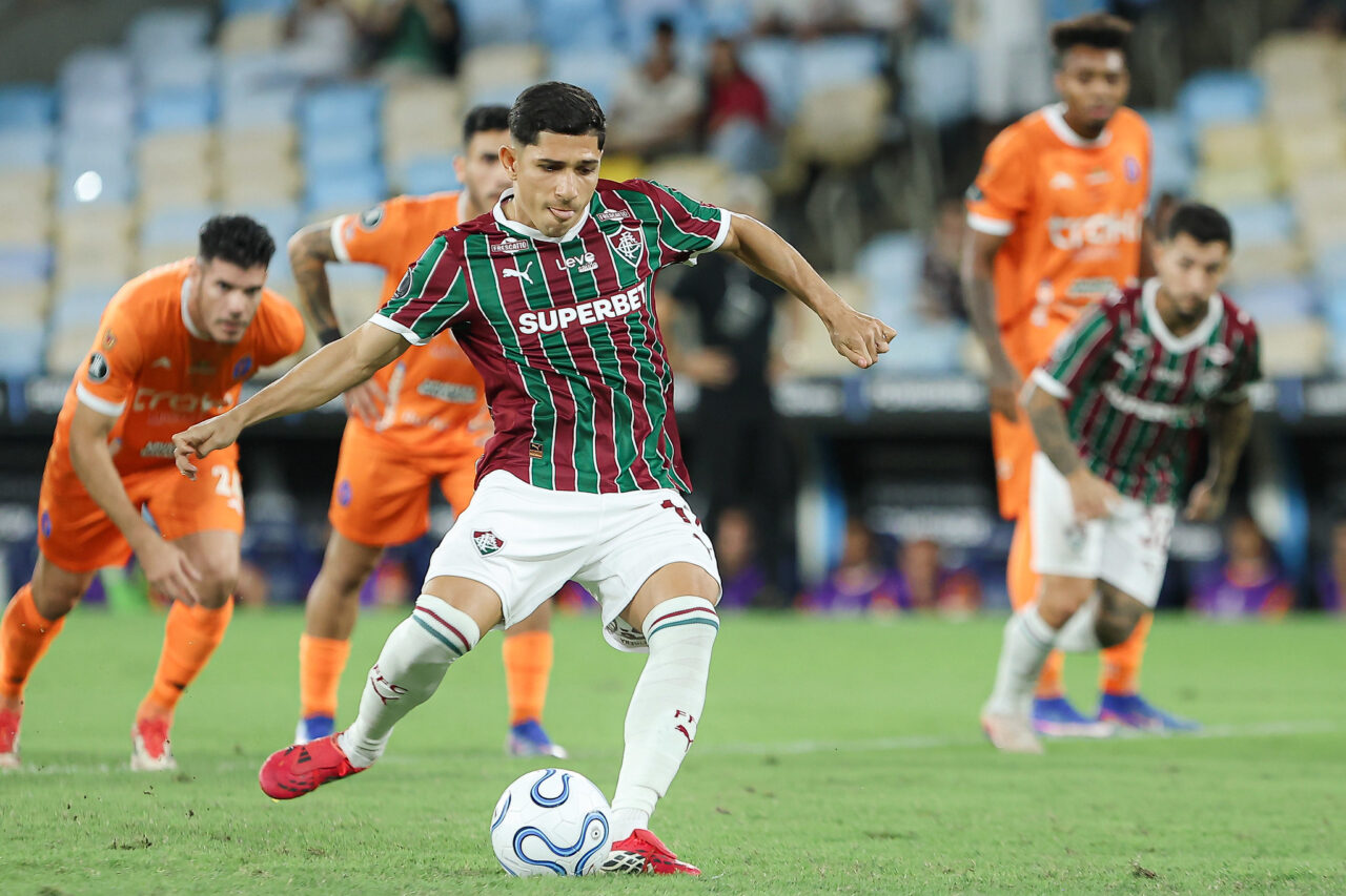 Savarino Brilha e Iguala Marca de Gols em Menos Jogos pelo Flu