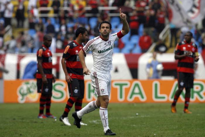 Fred na imagem com jogadores do Flamengo em campo, ainda não foi superado por Cano