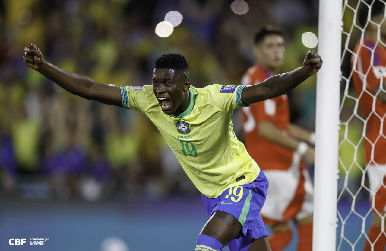 Luiz Henrique ex-Fluminense comemorando seu gol na seleção Brasileira