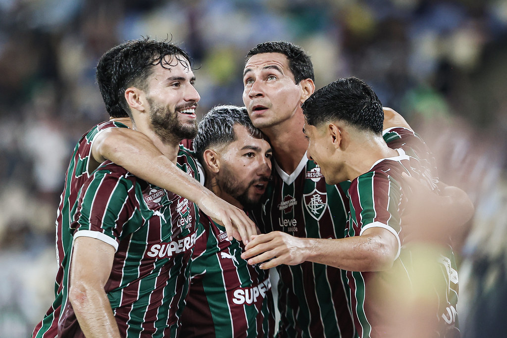 Análise dos jogadores do Fluminense que se abraçam na comemoração de um gol