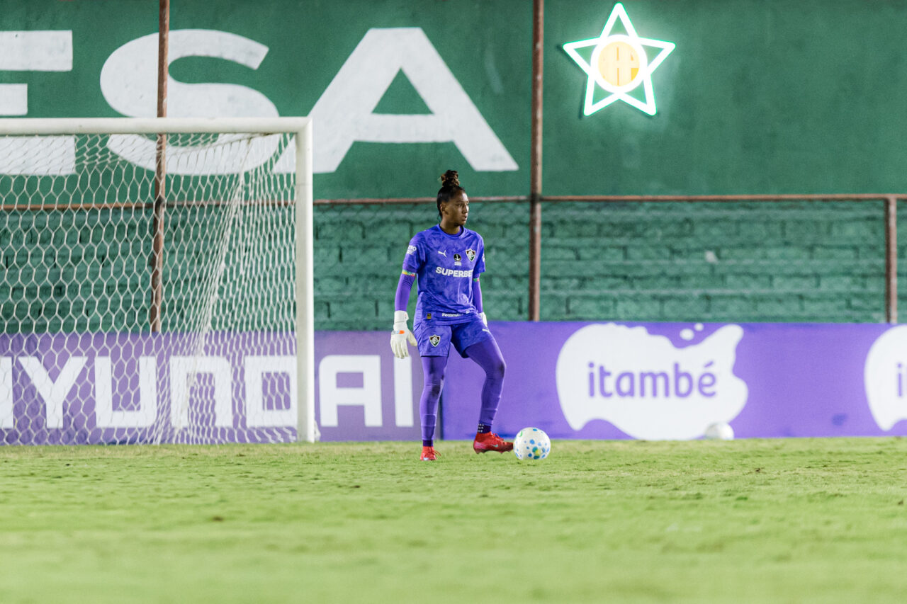 Kemelli, goleira do Flu, se destaca em treino com a Seleção