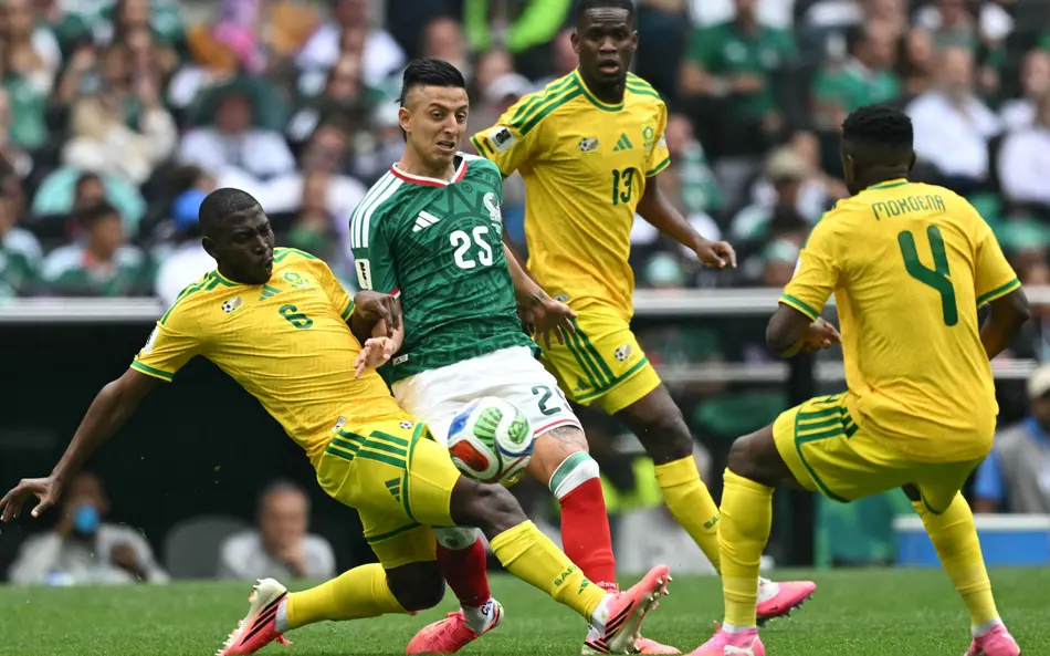 Jogadores do México e África do Sul disputando a bola no primeiro jogo da Copa.