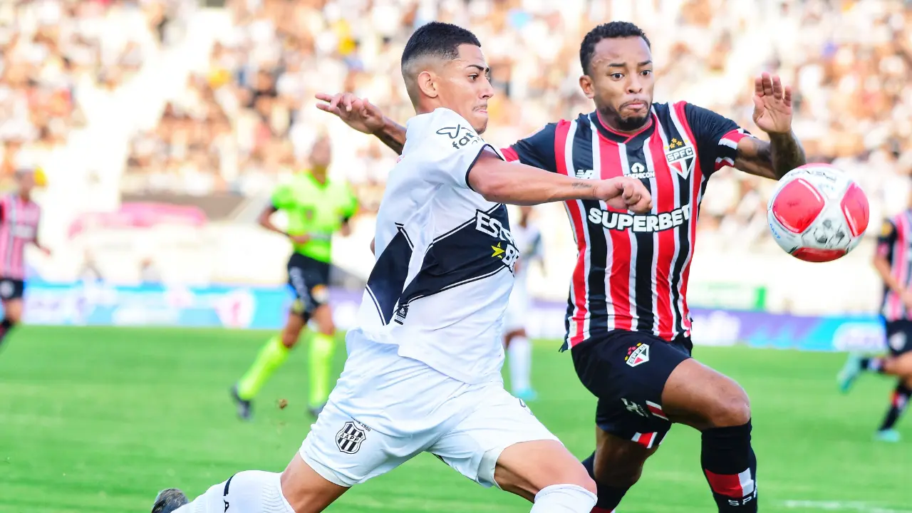 Jogador da Ponte Preta disputando a bola e agora vai encarar o Cuiabá