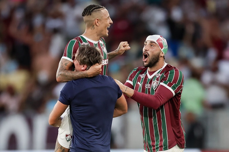 Jogadores comemorando gol com Zubeldía