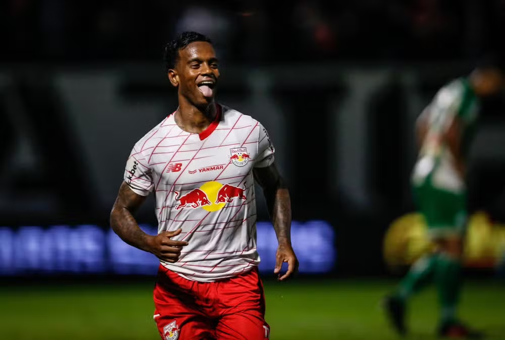 Helinho com a camisa do Red Bull Bragantino em que o Flu Monitora