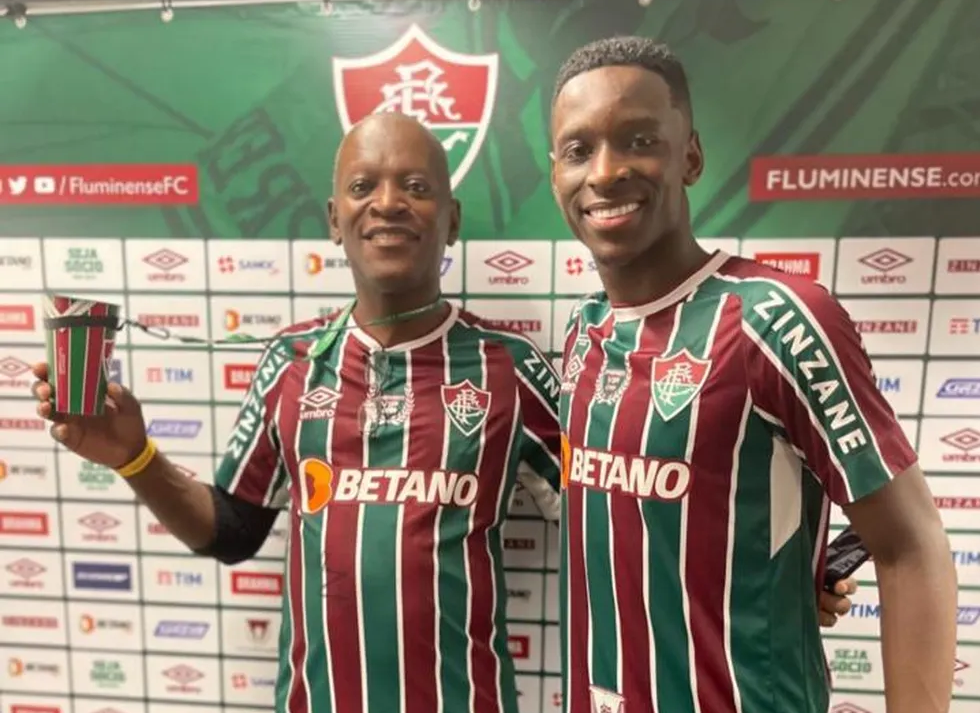Jogador Luiz Henrique e o pai com a camisa do flu