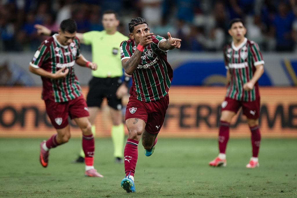 John Kennedy comemorando gol em jogo que o Flu encerra maio com bom desempenho.